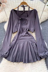 Ensemble deux pièces mini-robe dos nu sans manches et haut court à manches longues